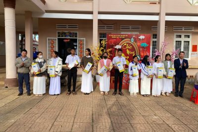 Trường THPT Việt Đức tặng quà tết cho học sinh vươn lên trong học tập