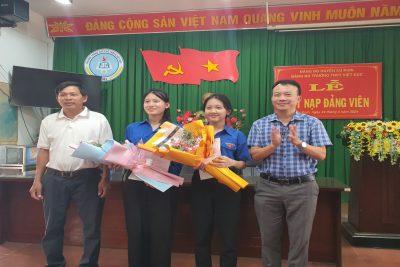 Đảng bộ THPT kết nạp Đảng viên cho học sinh, đoàn viên xuất sắc